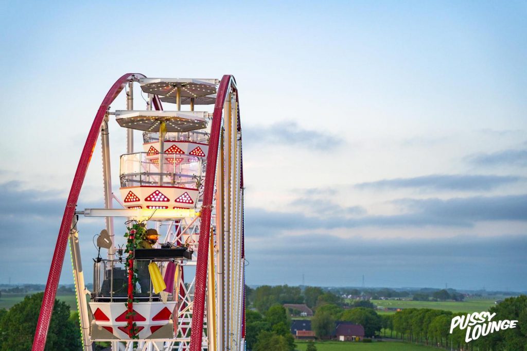 Pussy Lounge in Lamberink Ferris Wheel