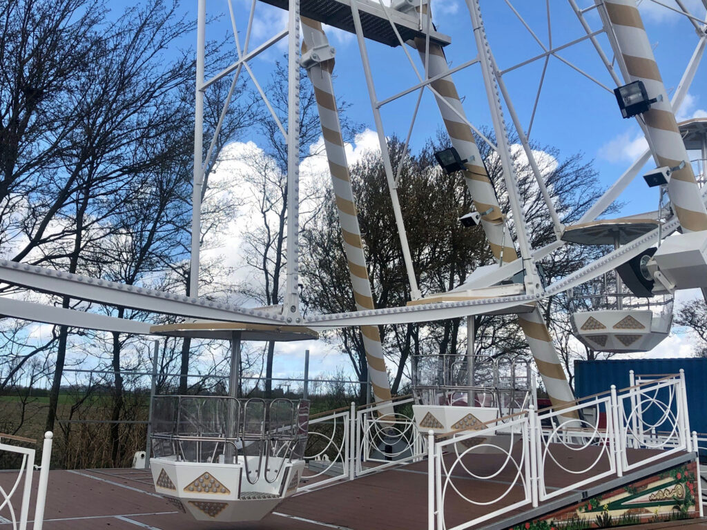 gondoles, sol et clôtures de la grande roue