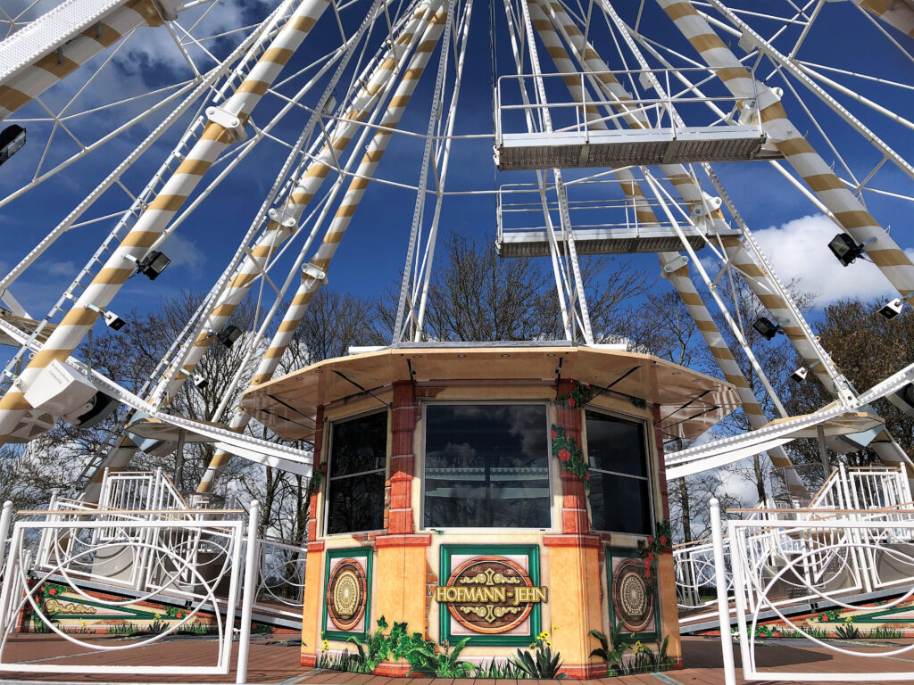 ticktbooth of the ferris wheel