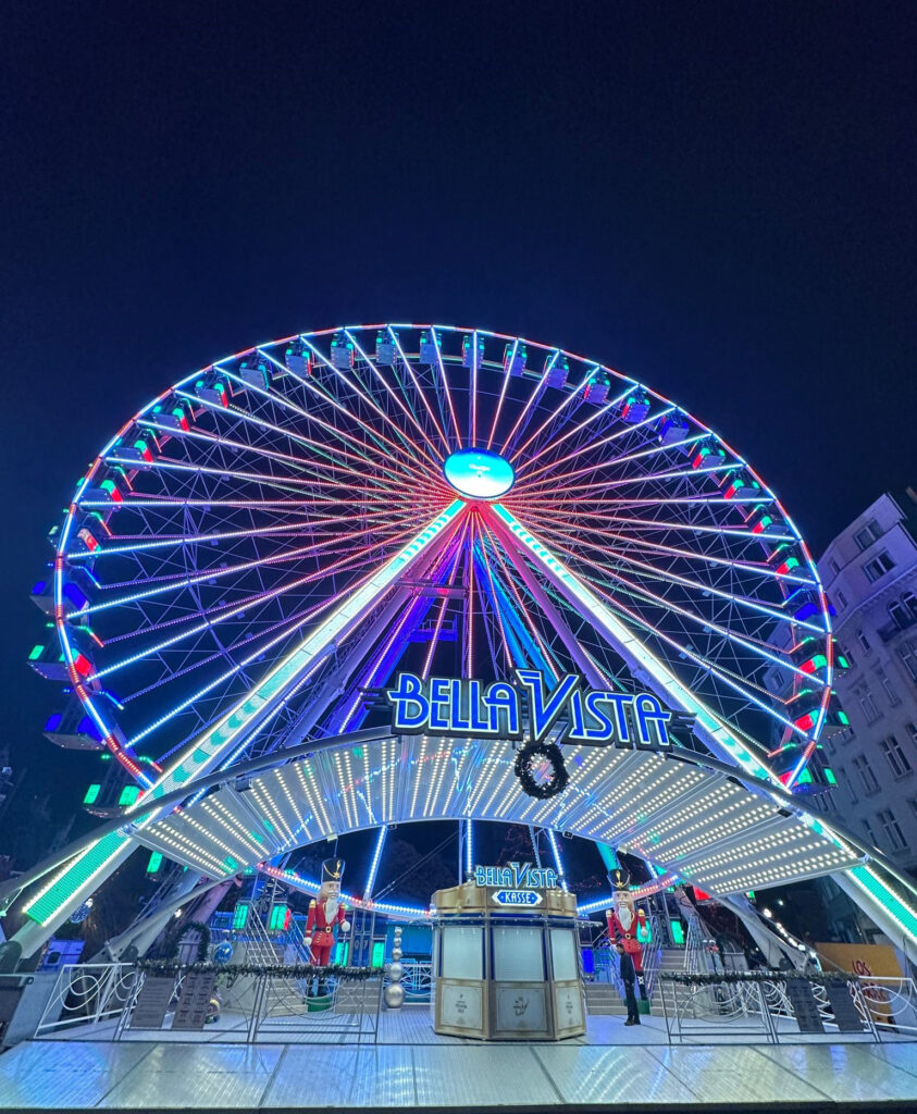 Das neue 46 Meter hohe Riesenrad Bella Vista in vollem Ornat der Familie Hoefnagels